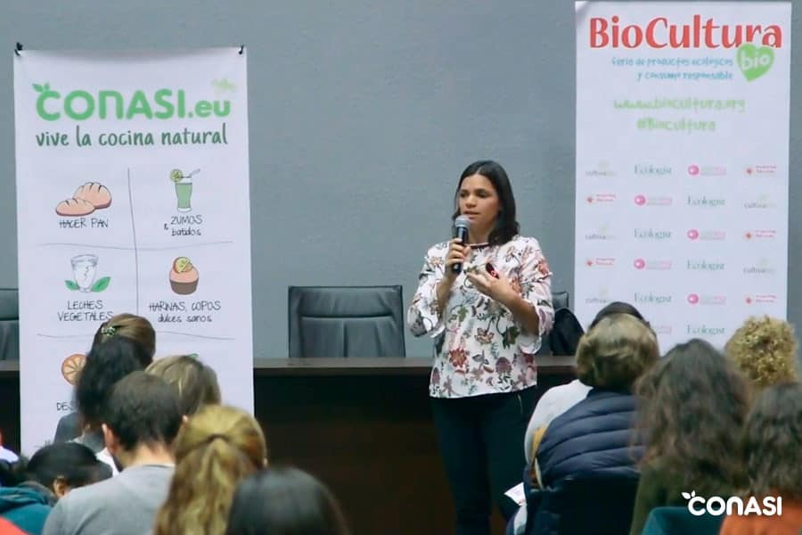 La Dra Odile Fernández dando la conferencia "Alimentos probióticos, prebióticos y simbióticos"