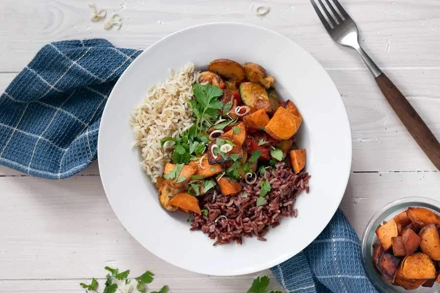 Plato con arroz integral y blanco, boniato y verduras - tipos de arroz integral