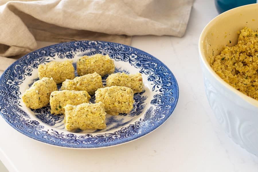 Croquetas en un plato