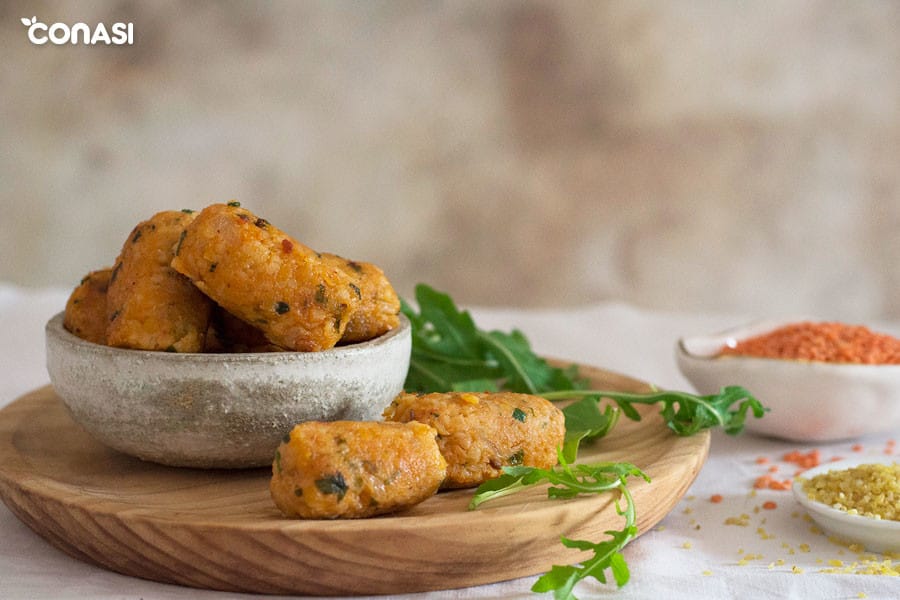 Croquetas veganas en un cuenco.