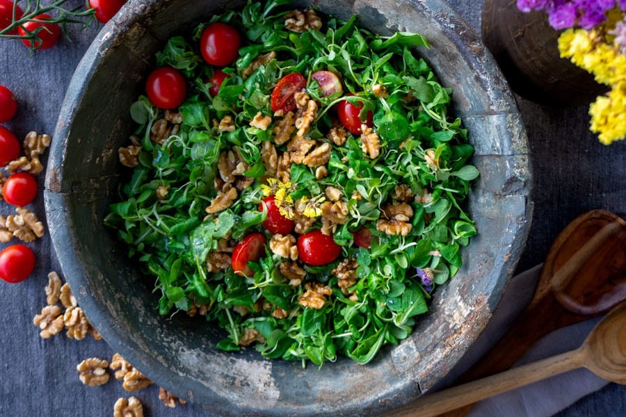 Ensalada de hoja verde, tomates y nueces - Disbiosis intestinal