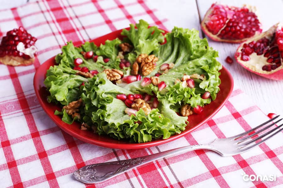 Ensalada de escarola con granada y nueces.