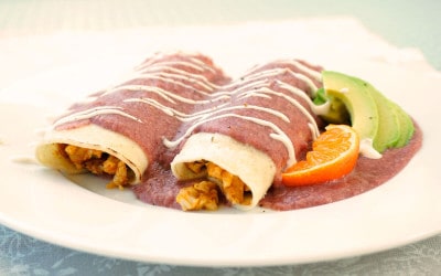 Enchiladas mexicanas veganas con salsa de frijoles