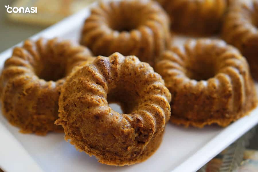 Varias rosquillas de zanahoria en un plato