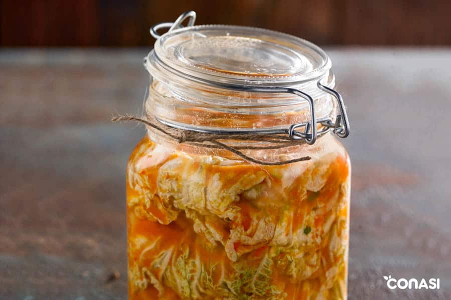 kimche en un bote de cristal- Alimentos crudos y cocinados
