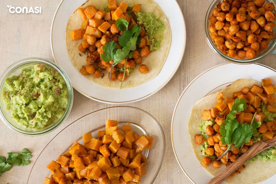 Receta de tacos veganos de boniato asado y garbanzos