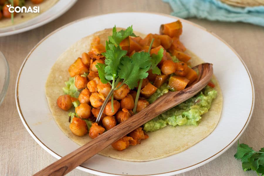 Tacos veganos abiertos de boniato, garbanzos y guacamole