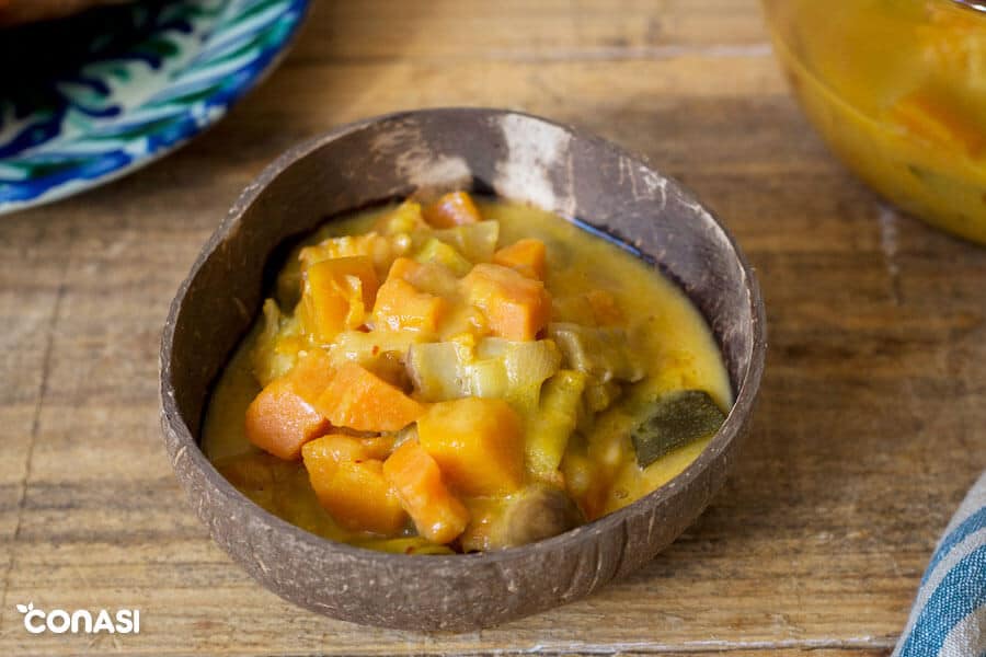 Verduras al curry en un bol de coco Verduras al curry en un bol de coco