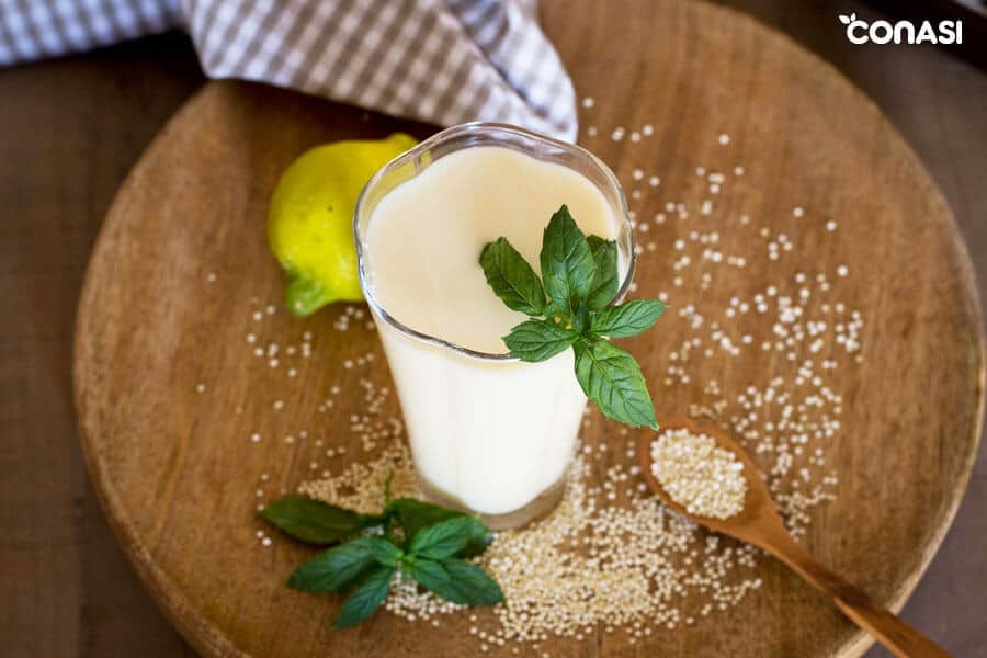 Leche de quinoa germinada en un vaso