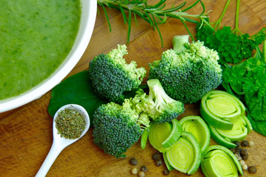 Ingredientes para una sopa de brócoli - Pros y contras de cocinar los alimentos