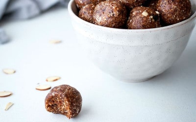 Bolitas veganas de frutos secos y coco