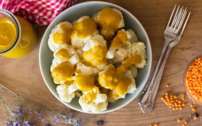 Coliflor al vapor con salsa de curry y lenteja roja