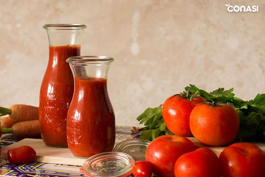 Salsa de tomate casera en tarros Weck