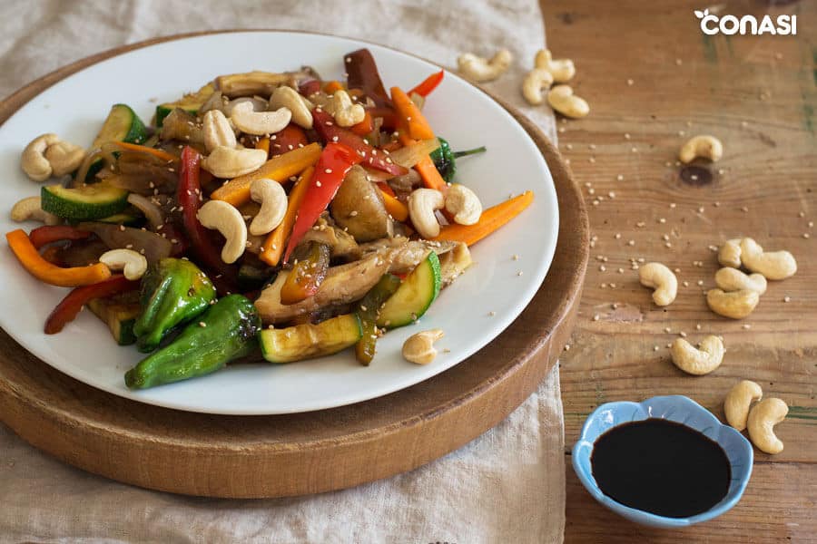 Salteado de verduras en un plato - Macrobiótica en verano