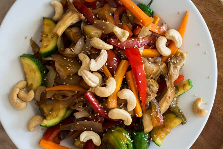 Salteado de verduras con anacardos en una plato