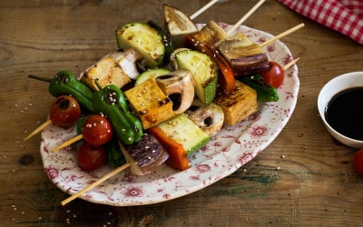 Brochetas de verduras y tofu marinado