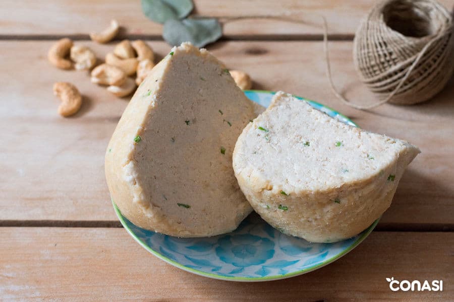 Dos cuñas de conasiqueso o queso vegano de anacardos