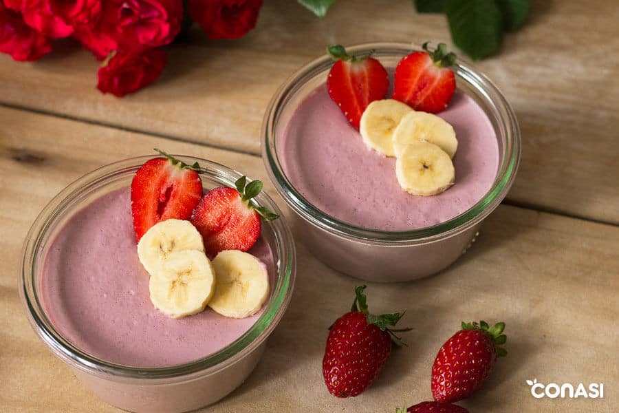 Natillas veganas de fresas en tarros de cristal Weck con trozos de fresa y plátano