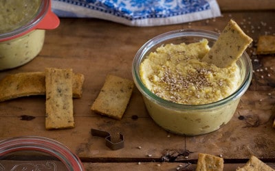 Queso cremoso vegano de tahini y umeboshi