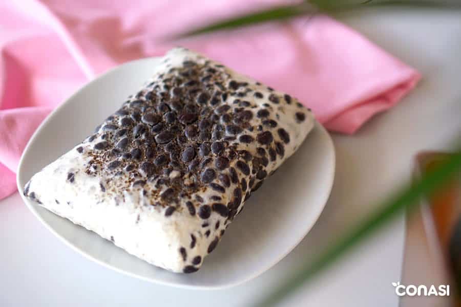 Tempeh de alubias negras y quinoa en un plato