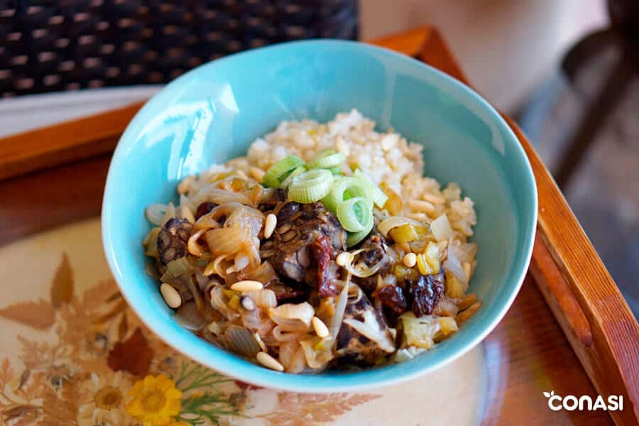 Tempeh encebollado en un bol