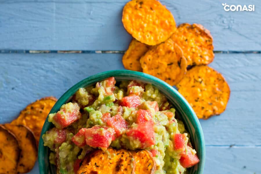 Guacamole de sandía en un bol con chips de boniato