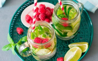 Agua de pepino, frambuesa y lima