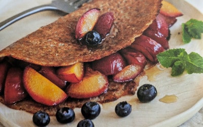 Crepes sin gluten con ciruelas rojas salteadas