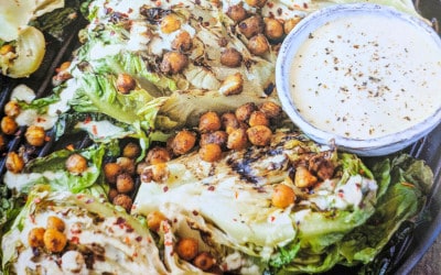 Cogollos de lechuga al grill con garbanzos crujientes