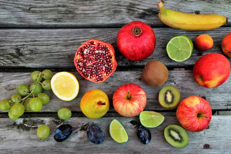 Varias frutas sobre maderas - Diabetes y alimentación