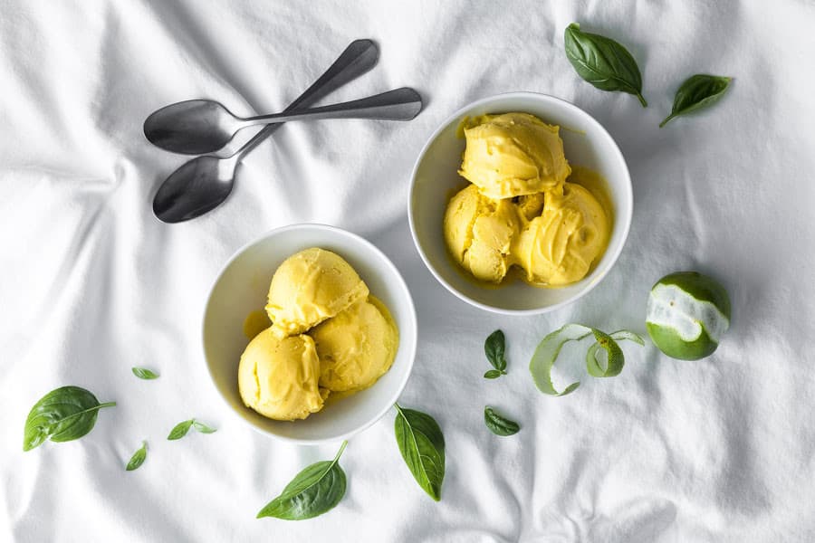 Helados saludables: sorbete de mango en un bol 