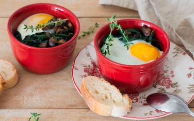 Ramequines de huevo al horno con shiitake