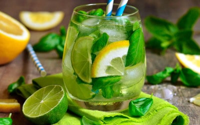 Limonada con albahaca