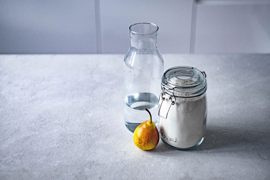 Tarro de harina y botella de agua para hacer masa madre sin gluten