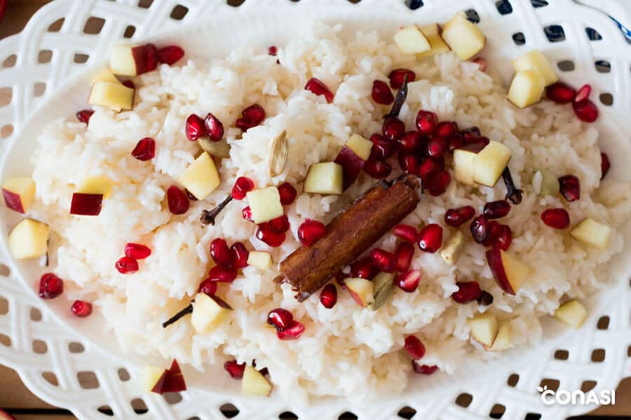 Arroz con especias, granada, manzana, canela, clavos de olor, cardamomo...