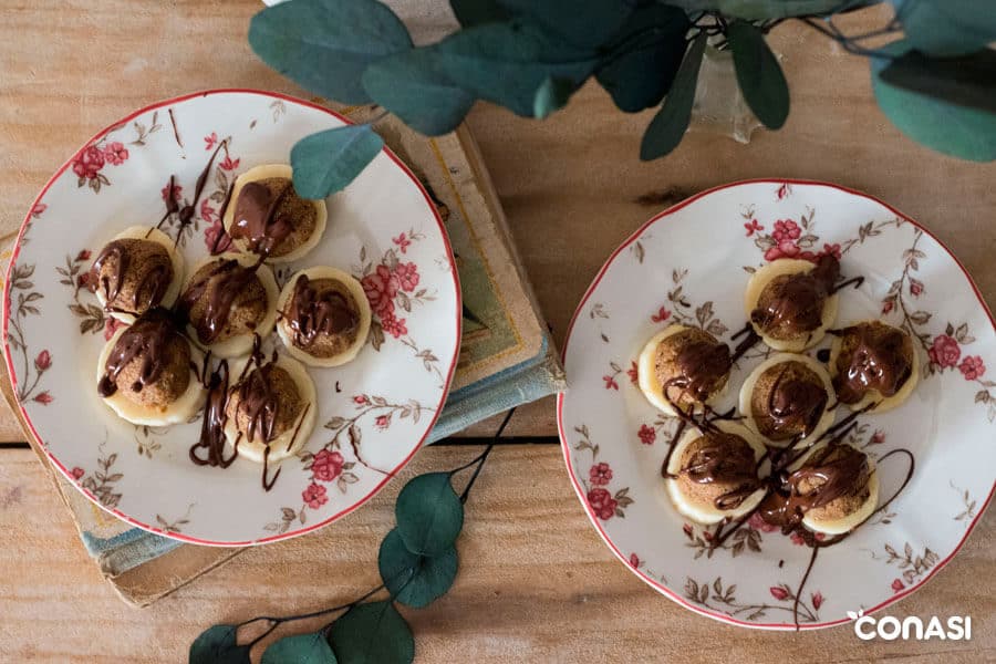 Bombones caseros en un plato vistos desde arriba