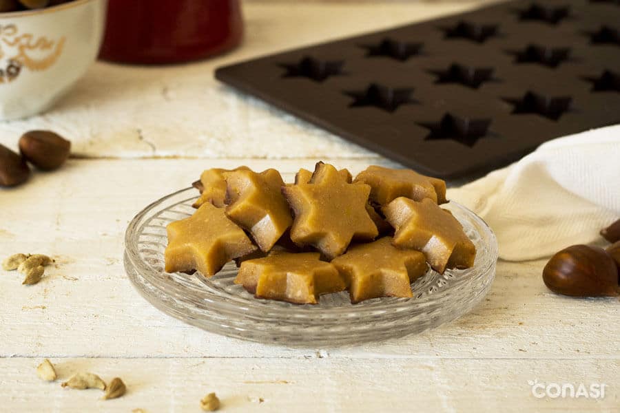 Estrellas de dulce de castañas en un plato de cristal