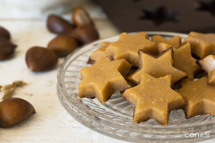 Estrellas de dulce de castañas en un plato de cristal