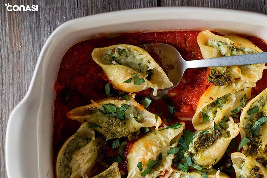 Conchas de pasta rellenas en una fuente de horno