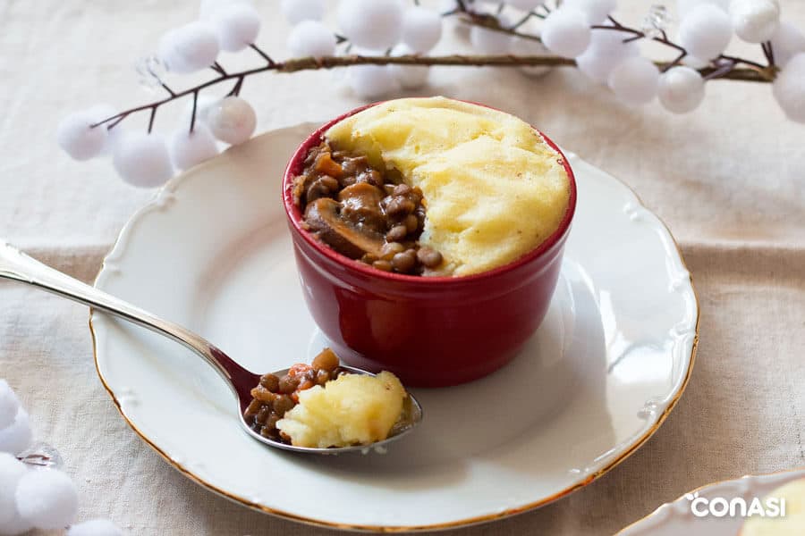 Pastel del pastor vegano en un ramequín