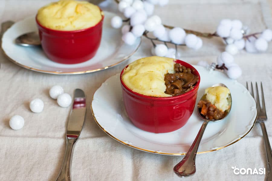 Pastel de pastor vegano en dos ramequines