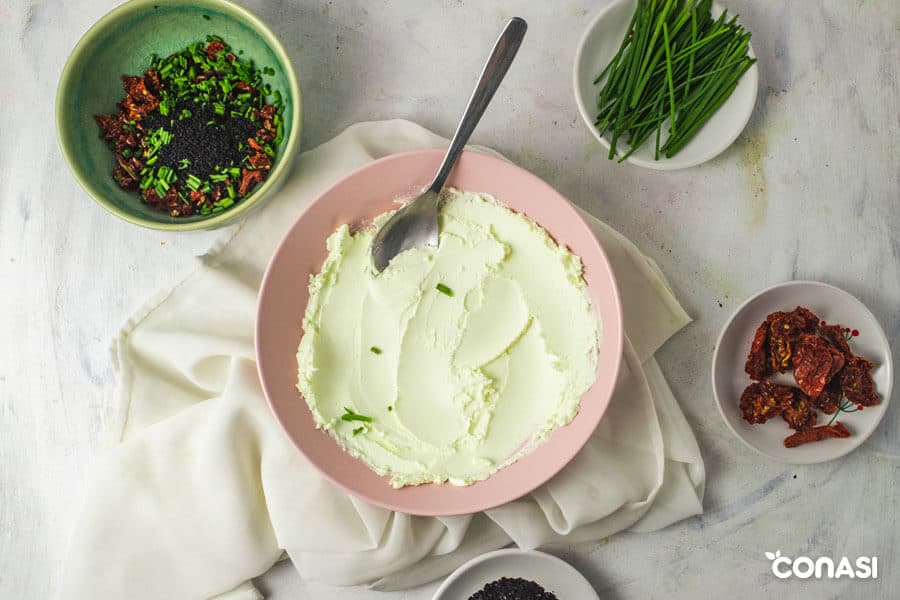 Ingredientes en varios cuencos para hacer la bola de queso