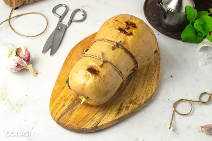 Calabaza rellena paleo atada con cordeles