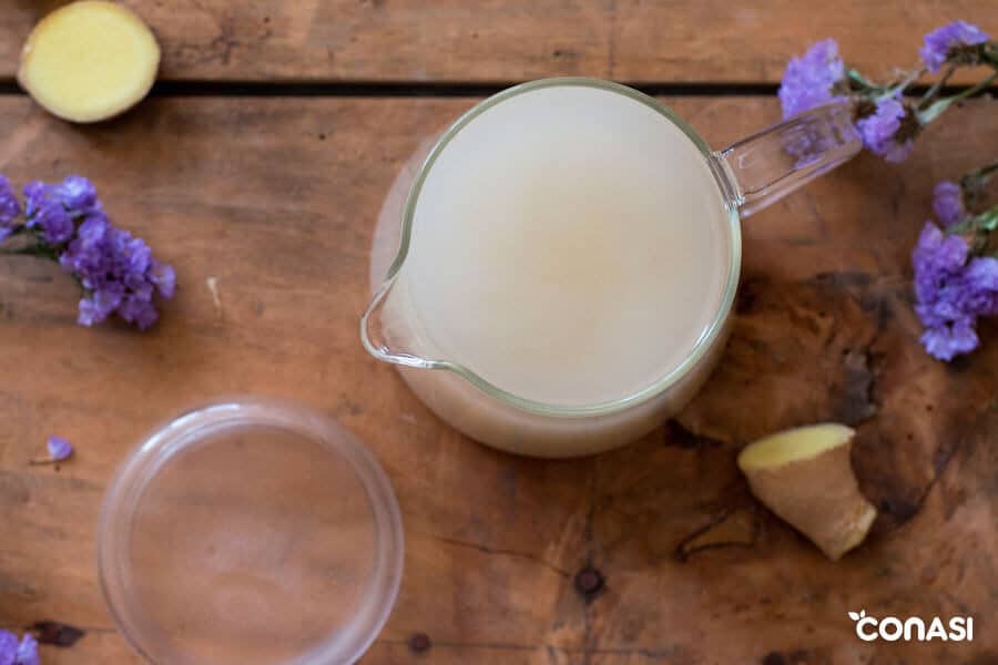 Infusión de invierno en una jarrita de cristal 