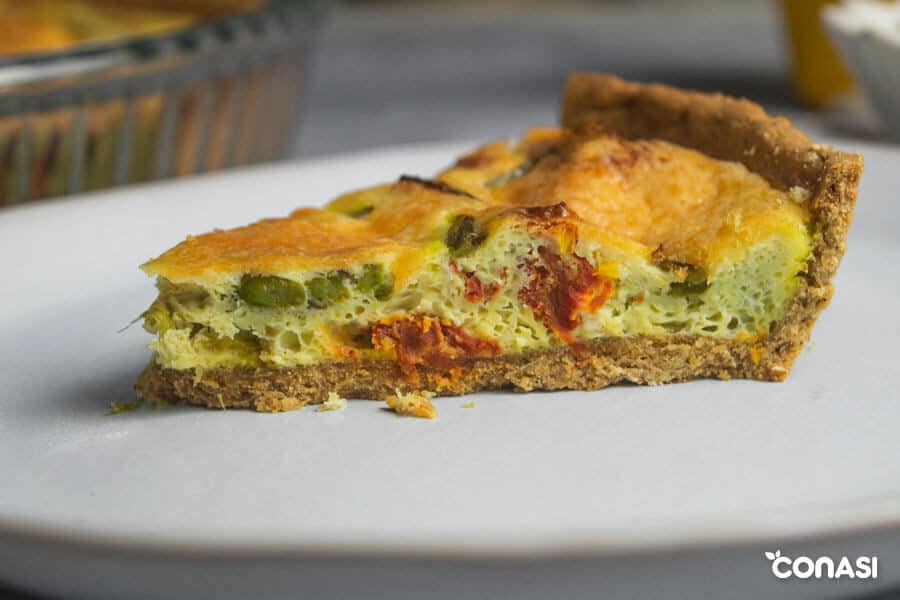 Trozo de quiche paleo en un plato Trozo de quiche paleo en un plato