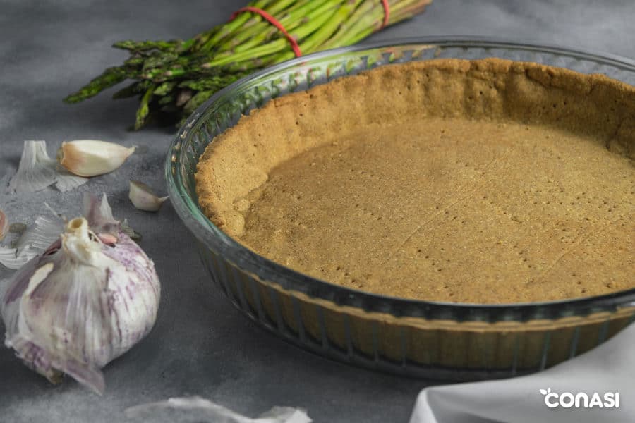 Masa de la quiche paleo en el molde de horno Masa de la quiche paleo en el molde de horno