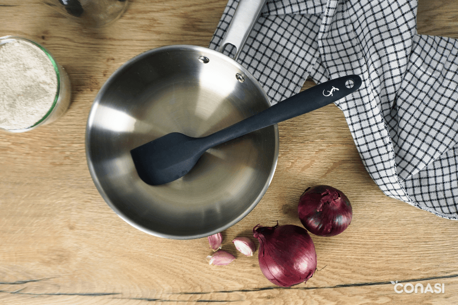 Sartén Lacor y espátula de silicona en una mesa 