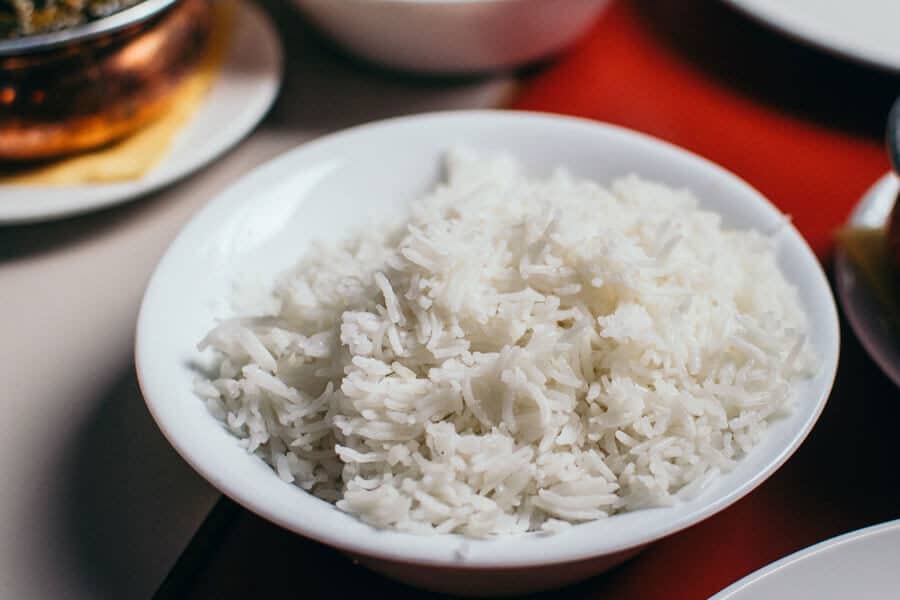 Arroz blanco cocido en un bol - Recomendaciones en caso de infección por Coronavirus