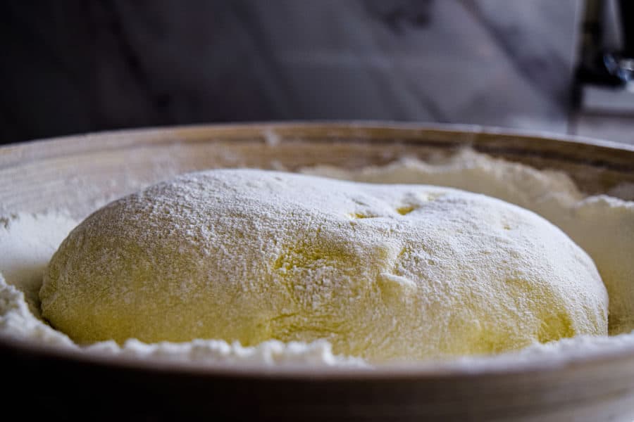 Masa de pan en un cuenco - Pan casero con masa madre