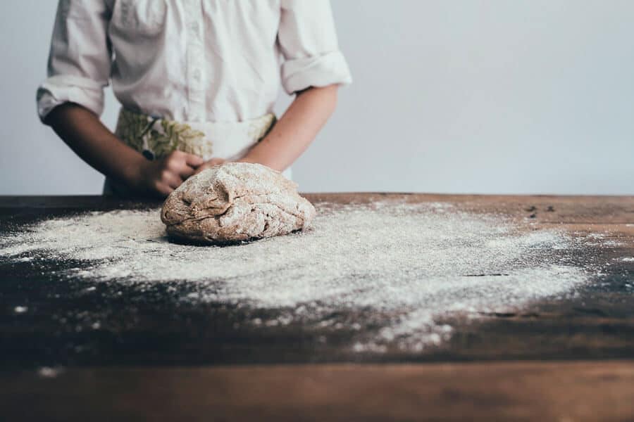 Masa de pan sobre una mesa de madera - Pan casero con masa madre